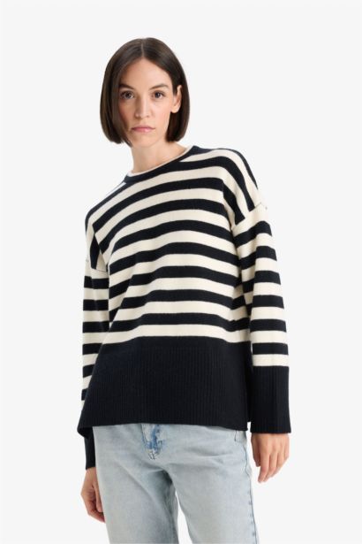 Трикотажный свитер Oversize с широким кроем и круглым вырезом