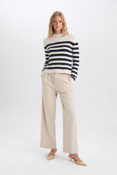 Свитер стандартного кроя с круглым вырезом в полоску