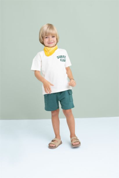 تيشيرت ولادي بطبعة شعار قصة عادية