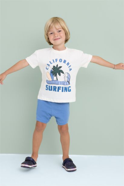 طقم ولادي تيشيرت وشورت بطبعة شعار - قطعتين