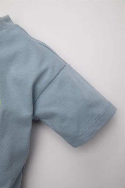 تيشيرت ولادي ص كم بطبعة شعار قصة عادية