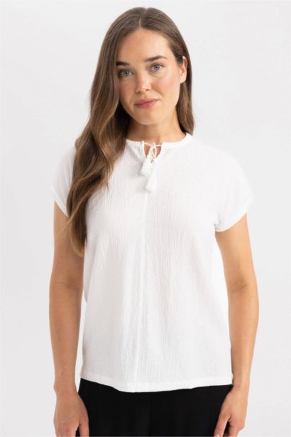 تيشيرت نص كم برقبة مستديرة وقصة عادية