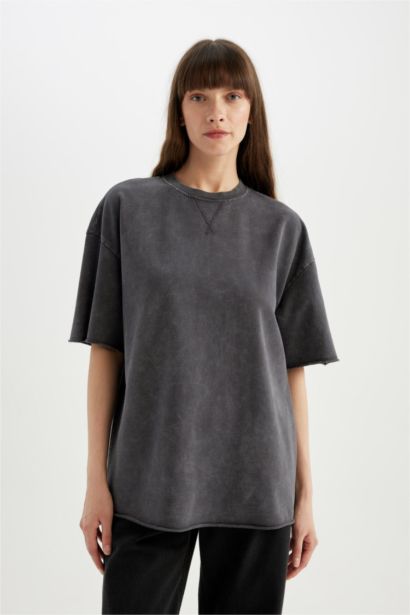 تيشيرت نص كم قماش رقيق قصة مريحة بتأثير باهت