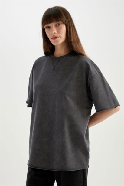 تيشيرت نص كم قماش رقيق قصة مريحة بتأثير باهت