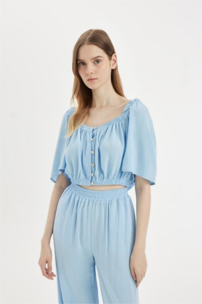 بلوزة نص كم فيسكوز قصة عادية وياقة مربعة أزرق