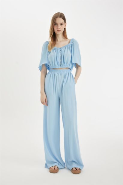 بلوزة نص كم فيسكوز قصة عادية وياقة مربعة أزرق