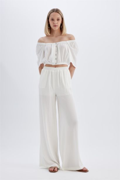 بلوزة نص كم فيسكوز قصة عادية وياقة مربعة أبيض