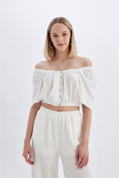 بلوزة نص كم فيسكوز قصة عادية وياقة مربعة أبيض