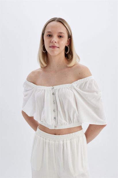 بلوزة نص كم فيسكوز قصة عادية وياقة مربعة أبيض