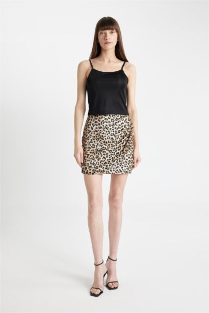 تنورة قصيرة ستان مطبوع بخصر عادي