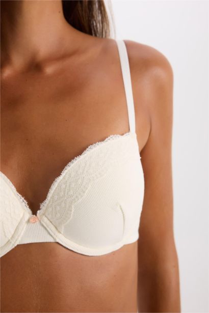 حمالات الصدر بالدانتيل