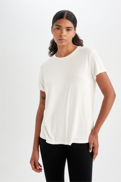 تيشيرت رياضي قصة عادية برقبة مستديرة من DefactoFit