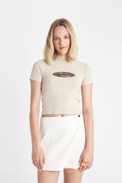 Fitted Crew Neck Printed Ribbon Short Sleeve T-Shirt