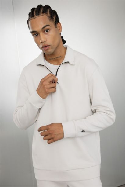 Standart Fit Dik Yaka Fermuarlı Sporcu Sweatshirt