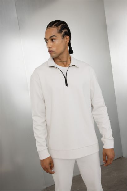 Standart Fit Dik Yaka Fermuarlı Sporcu Sweatshirt