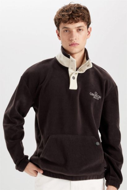 سويت شيرت أوفر سايز قطيفة مطرز بياقة عالية