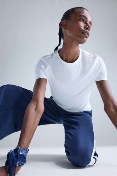 تيشيرت رياضي قصة عادية برقبة مستديرة من DefactoFit