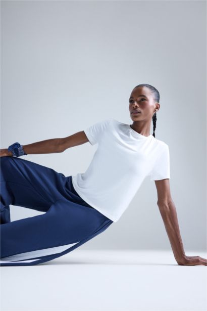 تيشيرت رياضي قصة عادية برقبة مستديرة من DefactoFit