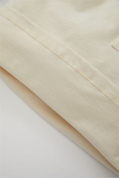 تيشيرت بريميوم بيبي اولادي كم طويل بطبعة شعار وقصة عادية بيج حجري فاتح