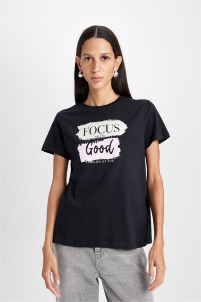 تيشيرت نص كم قصة عادية برقبة مستديرة