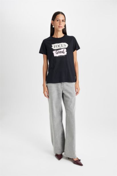 تيشيرت نص كم قصة عادية برقبة مستديرة