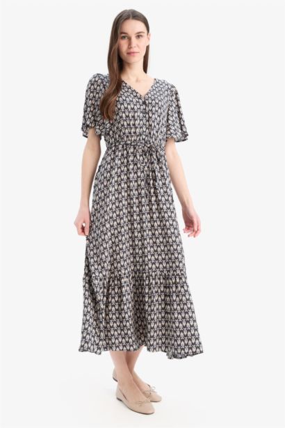 Robe mi-longue fleurie à manches courtes et col V