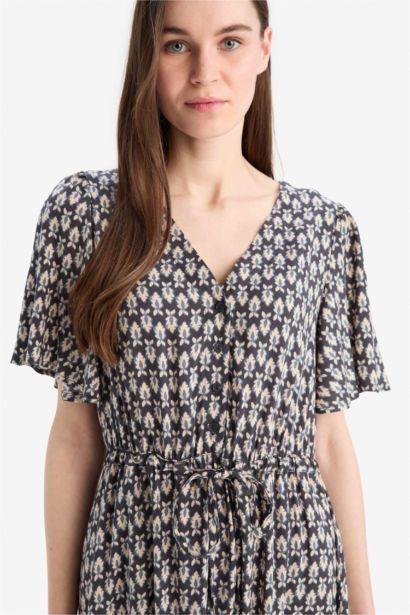 Robe mi-longue fleurie à manches courtes et col V