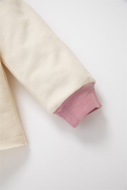 طقم بناتي سويت شيرت وسروال بطبعة شعار - قطعتين