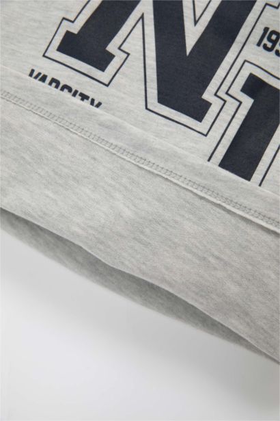 تيشيرت ولادي كم طويل بطبعة شعار قصة عادية - قطعتين