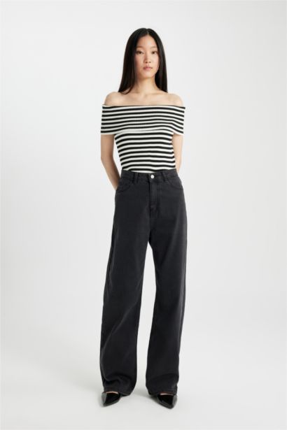 بلوز سليم فيت مضلع بكتف مفتوح