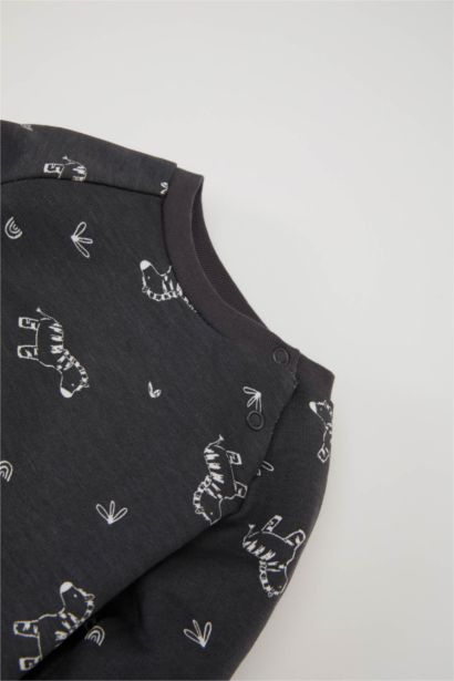 طقم بيبي اولادي جمبسوت زيبرا وايس كاب - قطعتين