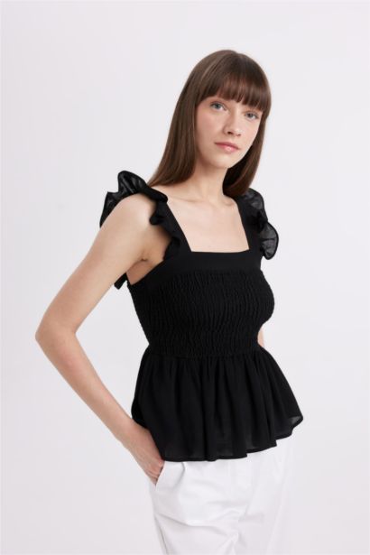 بلوزة اسود بدون ردن بحمالات وياخة مربعة