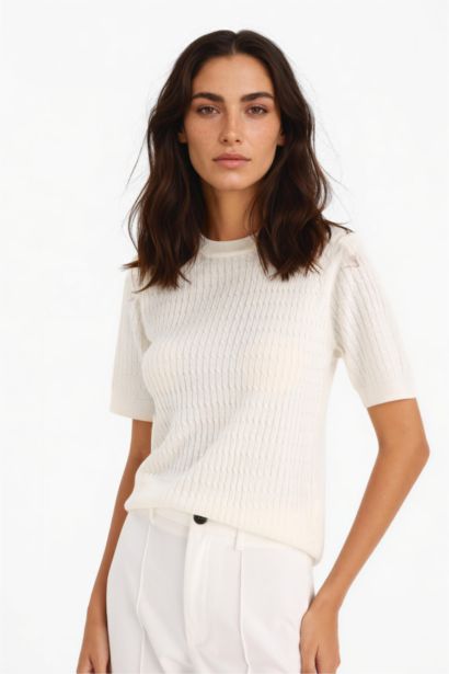 بلوفر تريكو نص كم قصة عادية برقبة مستديرة