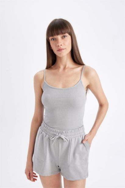 شورت برمودا بيزك قصة عادية