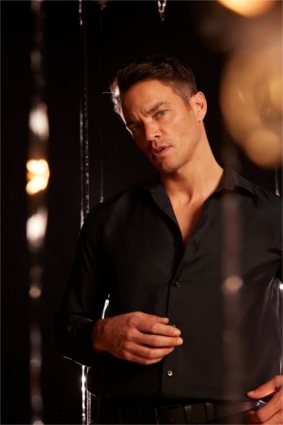 قميص بولو اسود بيزك سادة كم طويل من التويل قصة مريحة