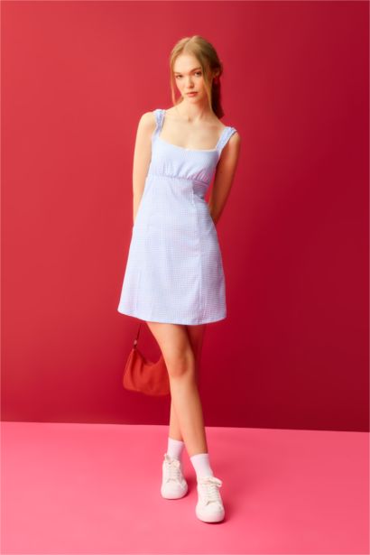 فستان قصير منسوج برقبة V بحمالات