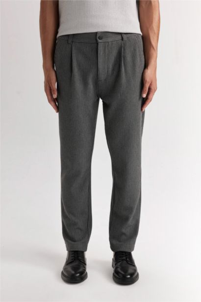 Pantalon tailleur droit à coupe régulière avec poches