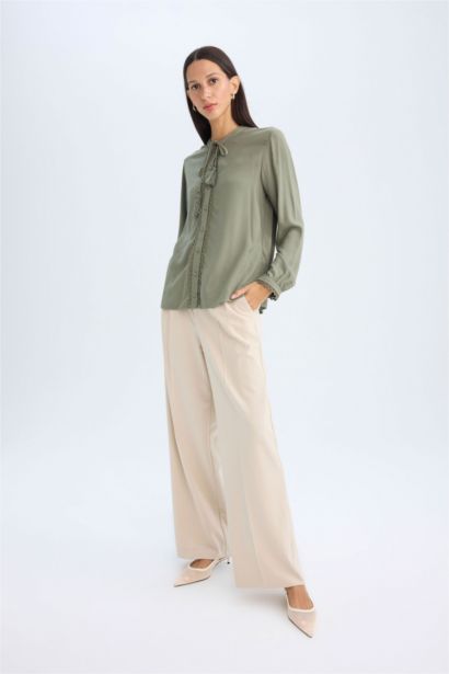 بلوزة كم طويل قصة عادية برقبة عالية