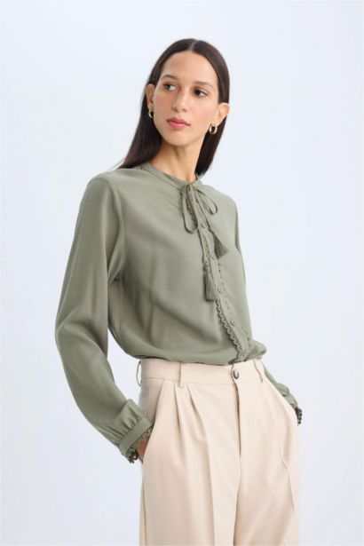 بلوزة كم طويل قصة عادية برقبة عالية