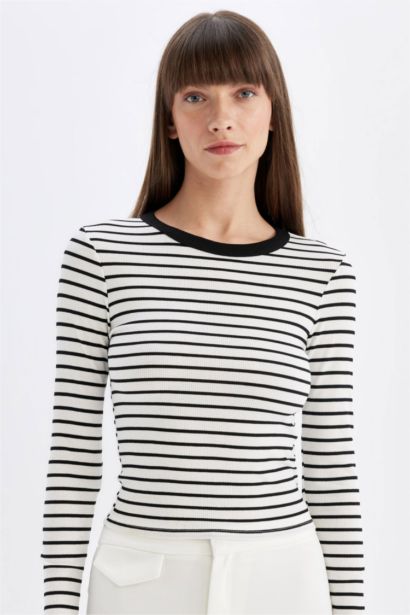 T-Shirt Slim rayé à Manches Longues en Tricot Coupe et à Col rond