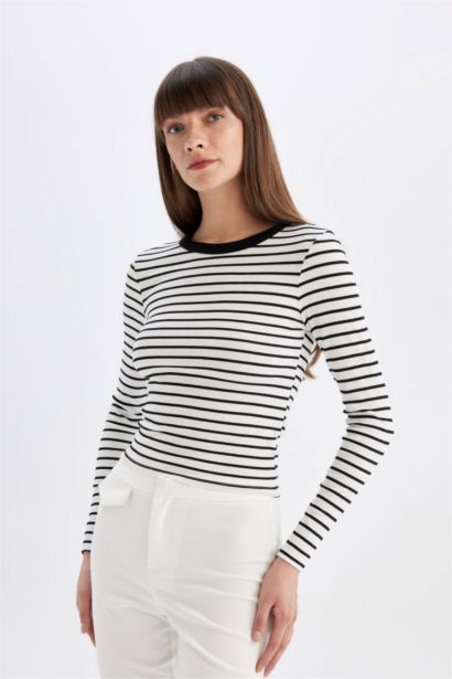 T-Shirt Slim rayé à Manches Longues en Tricot Coupe et à Col rond