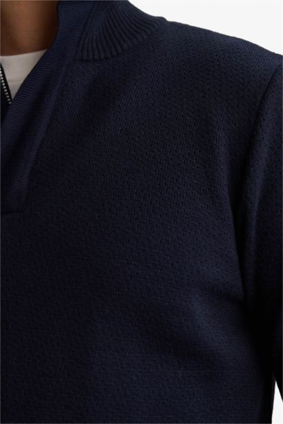 بلوفر تريكو قصة عادية برقبة عالية