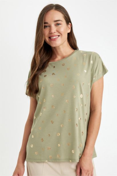 تيشيرت نص كم برقبة مستديرة وقصة عادية