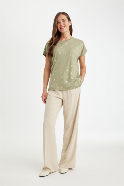 تيشيرت نص كم برقبة مستديرة وقصة عادية