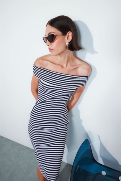 فستان تريكو ميدي مخطط مضلع سليم فيت بكتف مفتوح