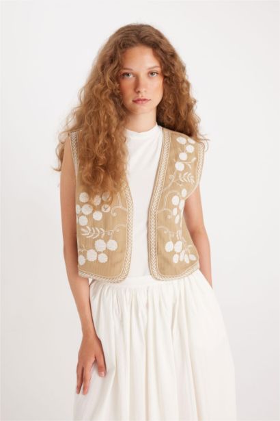 Manuka x DeFacto V Yaka İşlemeli Müslin Yelek