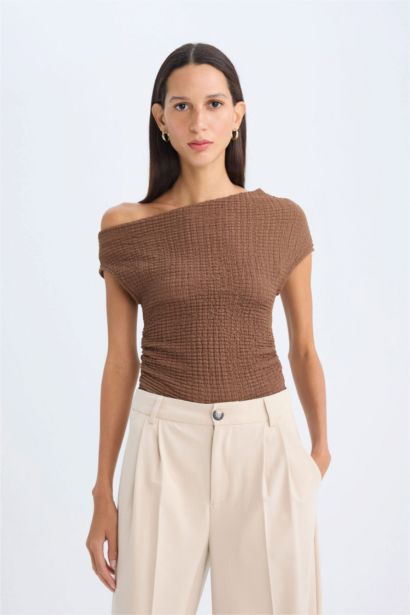 Slım Fıt Tek Omuzlu Bürümcük Kısa Kollu Tişört