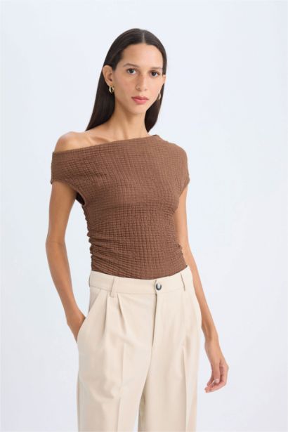 Slım Fıt Tek Omuzlu Bürümcük Kısa Kollu Tişört