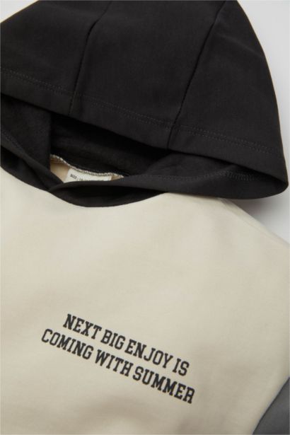 طقم بيبي اولادي هودي وسويت بانتس بطبعة شعار قصة عادية - قطعتين