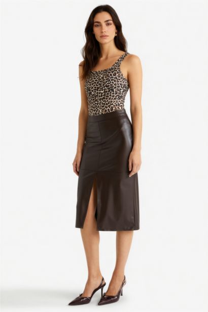 جيبة ميدي بنسل جلد صناعي ببطانة وخصر عالي